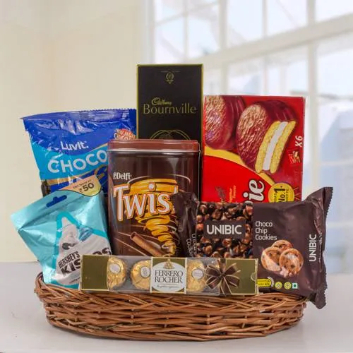 Chilling Party Gifts Hampers With Yummy Snack, Drinks And More. - Angroos